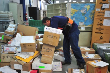 Worker with Costa Rica postal service sorting packages in Zapote. Photo: JOSÉ RIVERA