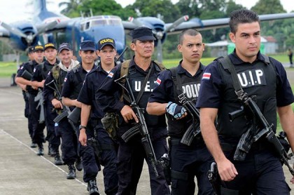 Costa Rican police patrol disputed border region in conflict with Nicaragua. (Photo EFE / Jeffrey Arguedas)